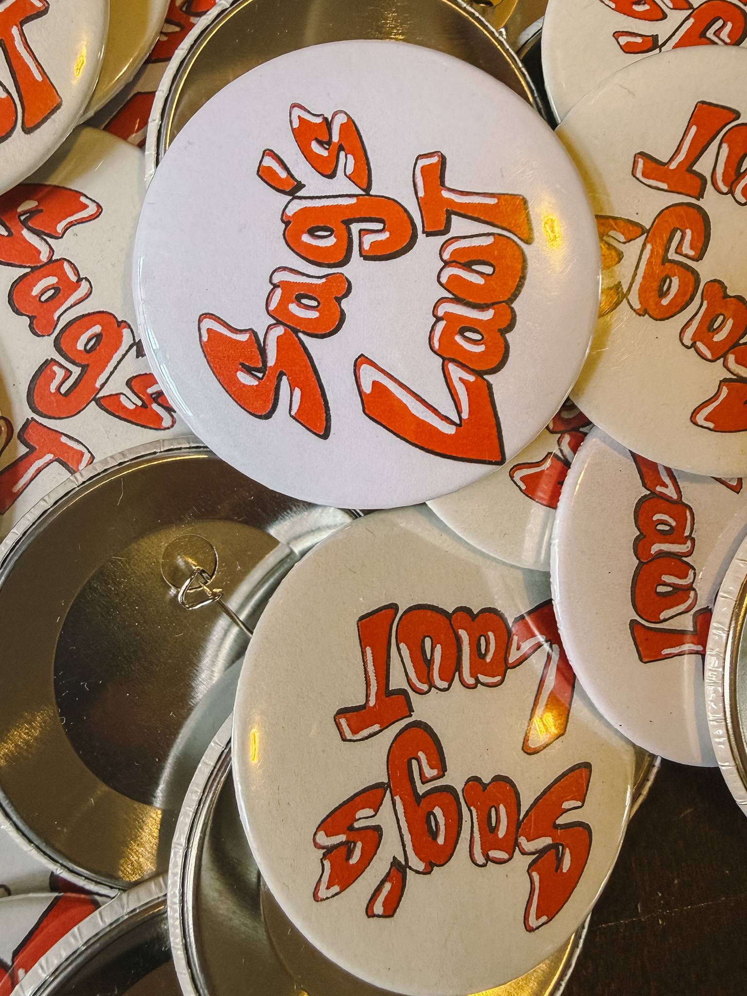 Buttons mit Sag's laut Logo