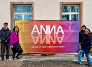 Steht für generationenübergreifende Vielfalt: (v.l.) Lasse Reinert, Angela Perlet, Julia Gessel und Virginia Guerra-Fischer vor dem neuen Logo.